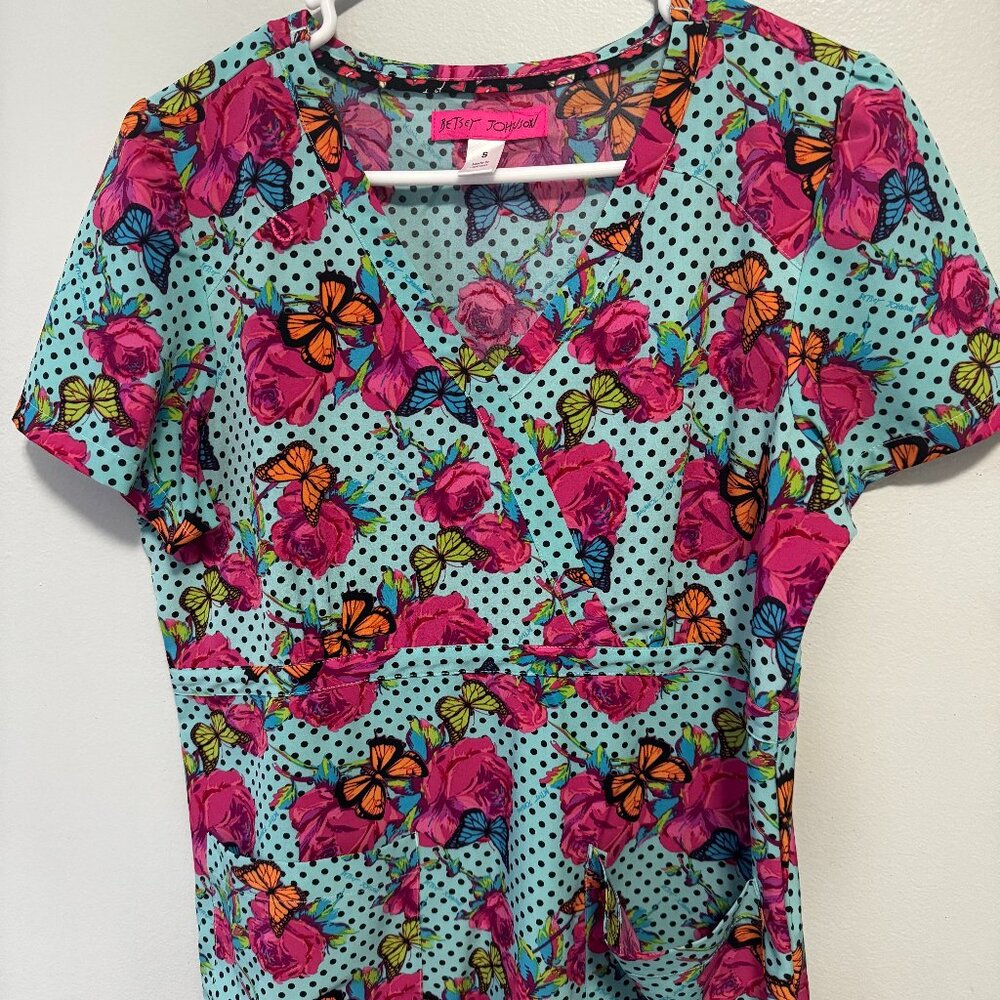 NWOT Betsey Johnson Butterfly Rose Active Scrub Top